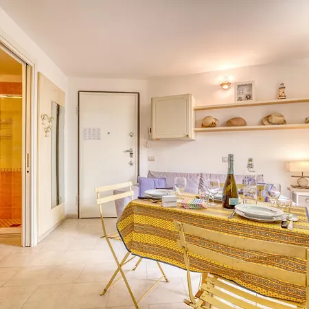 Apartment With Garden - Happy *